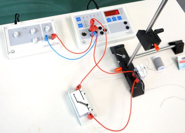 Versuchsaufbau zur Resonanzabstimmung mit Phywe-Material