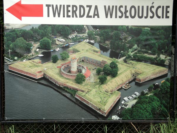 Hinweisschild mit Luftbild der Festung Weichselmuende