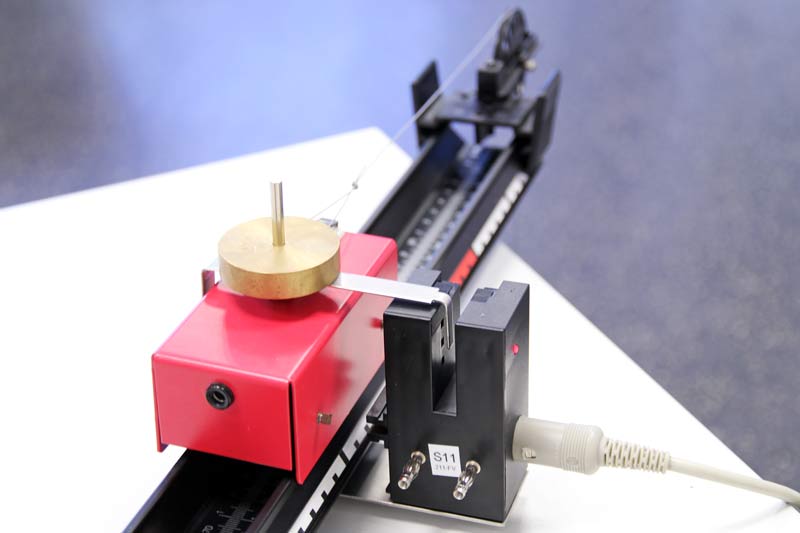 Messwagen mit Unterbrecherfähnchen in Kombilichtschranke (Leybold)