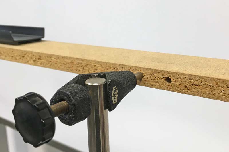 Detailansicht Fahrbahnhalterung (Phywe Muffe mit Stift 02046-00)