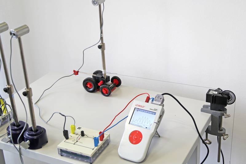 Versuchsaufbau zur Resonanzabstimmung mit Phywe-Material